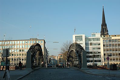 04_22924 - Blick ber die  Brooksbrcke, Bei den Mhren (re.) + Bei dem neuen Krahn (lks.). im Hintergrund rechts der Tum der St. Nikolaikirche (02/2006)