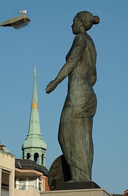 04_22925 - Skulptur Europa; im Hintergrund der Turm der St. Katharinenkiche. 