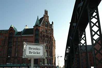 04_22927 - Namensschild 'Brooksbrcke', im Hintergrund ein Backstein-Lagerhaus der Speicherstadt Hamburg