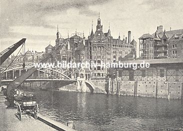 04_22928 - Blick ber den Zollkanal zur Brooks- brcke und Speicherstadt, rechts zwei Krne und eine Transportkarre.  (ca. 1910) 