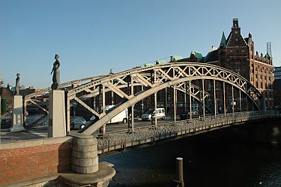 04_22929 - Blick ber die  Brooksbrcke mit den Skulpturen Hammonia + Europa. 