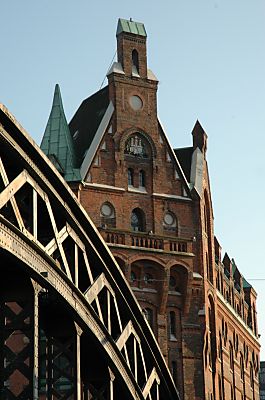 04_22932 - Brckenbogen und historisches Gebude der Speicherstadt.