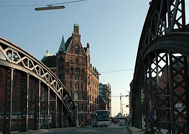 04_22933 - Blick ber die Brooksbrcke: im Hintergrund Bau-Krne, die am Sandtorhafen stehen. 