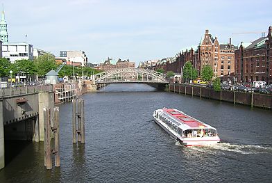 04_22934 - Blick ber den Zollkanal zur Brooksbrcke, vorne links die Einfahrt zum Nikolaifleet. 