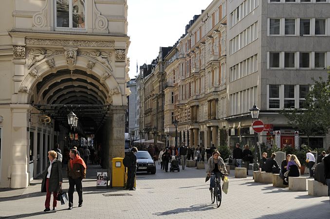 11_18979 Blick in den Sulengang der Hamburger Colonnaden Richtung Jungfernstieg; rechts der Gustav-Mahler-Platz. Der Bogen vom ber den Sulen ist mit prchtigen Stuckelementen dekoriert.  www.bildarchiv-hamburg.de