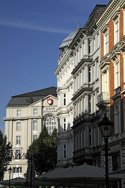 11_18983 historische Architektur der Hamburger Colonnaden als prachtvolle, grnderzeitliche Wohnstrasse - und Geschftsstrae; die Strasse wurde 1978 unter Denkmalschutz gestellt. Im Hintergrund das Gebude des Spielcasinos an der Esplanade / Stephansplatz www.bildarchiv-hamburg.de