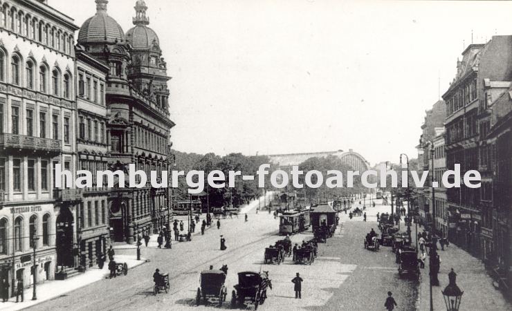 11_18991 Blick in die Dammtorstrasse Richtung Dammtor Bahnhof, dessen Kuppeldach im Hintergrund zu erkennen ist.  Links das 1887 fertig gestellte Gebude der Oberpostdirektion.  Pferdekutsche, Pferdewagen und Strassenbahnen befahren die Strasse; ein Transportarbeiter zieht eine Handkarre.