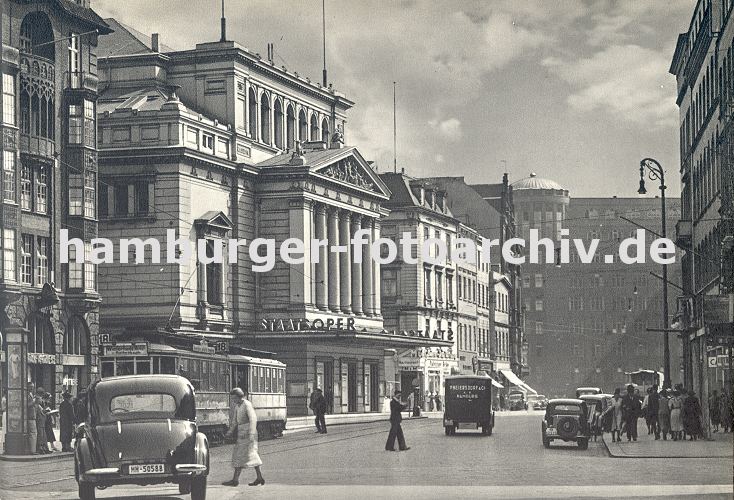 11_18995 Hamburger Innenstadt 1936 in der Dammtorstrasse ffahren einige Automobile, andere stehen am Strassenrand. Passanten gehen ber die Strasse und auf dem  Brgersteig. An der Strassenbahnhaltestelle steigen Fahrgste in die Strassenbahn. Im Hintergrund das hohe Gebude mit der Kupferkuppel, in dem die Hamburger Oberfinanzdirektion am Gnsemarkt ihren Sitz hat.