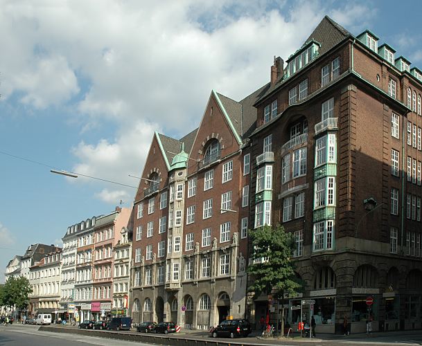 11_18999 Architektur in der Dammtorstrasse 2005; im Bildzentrum das Backstein Gebude der ehem. Hamburger Oberschuldirektion, dessen Architekt der Hamburger Oberbaudirektor Fritz Schumacher war; lks. daneben eine historische Gebudezeile mit  Wohnhusern und Geschftshusern. www.bildarchiv-hamburg.de