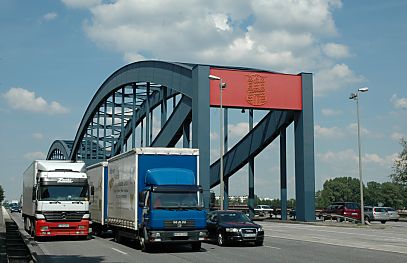 011_14267 - Transportfahrzeuge und Personenkraftwagen auf der Elbbrcke.