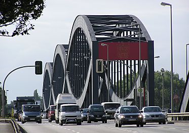 011_14269 - der Strassenverkehr kommt ber die Autobahn nach Hamburg. 