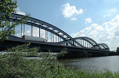 011_14270 - Blick vom Ufer der Elbe auf die Brckenkonstruktion der Elbbrcke. 