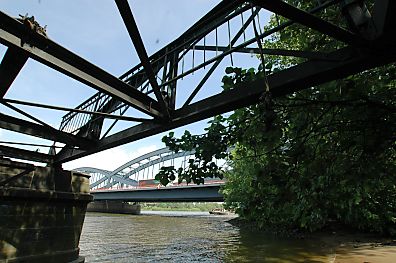 011_14272 - Blick durch die Reste der Eisenkonstruktion vom Fhranleger zur modernen Architektur der Elbbrcke