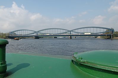 011_14274 - Blick von einem Binnenschiff von der Elbe auf die Elbbrcke;