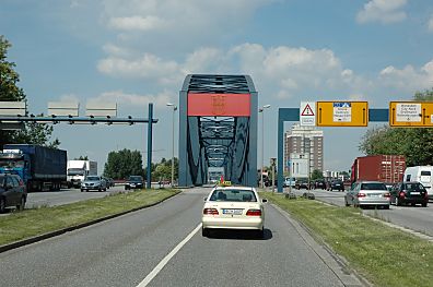 011_14275 - links und rechts fliesst der Autobahnverkehr; die mittleren Fahrstreifen werden von ffentlichen Verkehrsmitteln / Busse oder auch Taxis genutzt. 