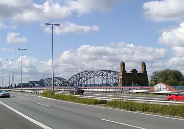 011_14299 - hinter der modernen Strassenfhrung ist die Eisenkonstruktion und das steinerne Portal der Harburger Elbbrcke zu erkennen.  