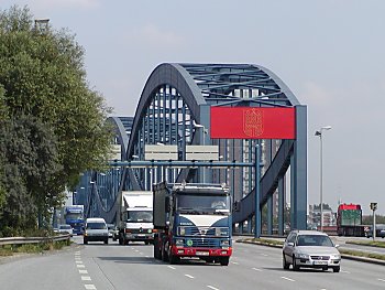 011_14266 - Autoverkehr; Lkw und Pkw verlassen Hamburg ber die Elbbrcke.
