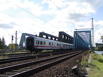 011_14286 - ein Fernzug berquert die Eisenbahnbrcke an der Sderelbe.