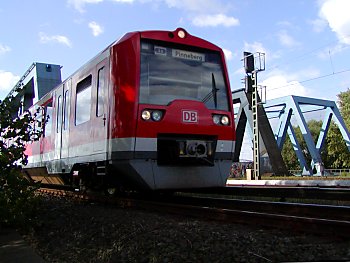 011_14287 - Ein S-Bahn Zug der Deutschen Bundesbahn fhrt Richtung Pinneberg.