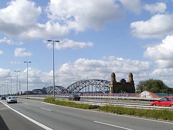 011_14289 - Blick zur Europabrcke, Brcke d. 17. Juni; im Hintergrund das Portal der alten Harburger Elbbrcke.