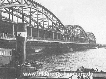 011_14281 - Blick zur Freihafenelbbrcke; im Vordergrund ist der Schornstein eines Schiffs (Schlepper?) zu erkennen. ca. 1930