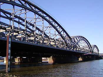 011_14282 - Seitenansicht der Konstruktion der Freihafenelbbrcke; am Ufer eine Anzeige fr den Wasserstand der Elbe. 