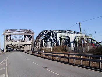 011_14284 - Blick zur Freihafenelbbrcke Richtung Hamburg; rechts die der Zollzaun des Freihafen.