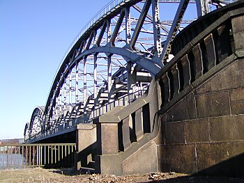 011_14285 - historischer Treppenabgang an der Seite der Freihafen-Elbbrcke auf Harburger Seite.