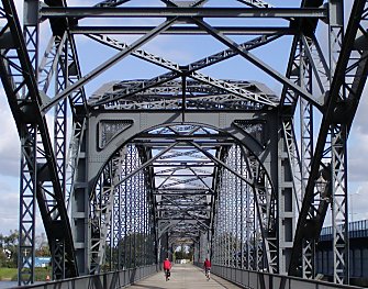 011_14294 - Radfahrer berqueren die Brcke; 