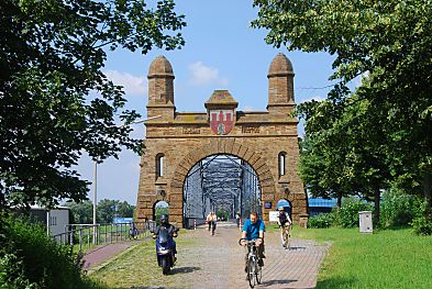 011_15702 - die Verbindung der alten Elbbrcke von Hamburg zum Stadtteil Harburg wird gerne auch von Radfahrern genutzt. 