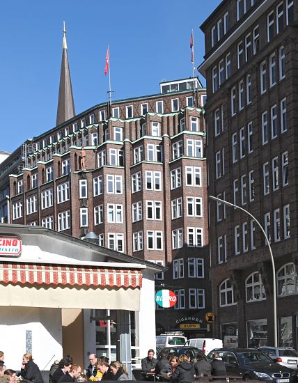 Hamburger Altstadt / Kontorhausviertel Kattrepel  33_48066 Blick in den Kattrepel zum Kontorhausgebude Montanhof im Kontorhausviertel; im Hintergrund die Turmspitze einer der fnf Hamburger Hauptkirchen St. Jacobi .  www.fotos-hamburg.de