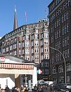 33_48066 Blick in den Kattrepel zum Kontorhausgebude Montanhof im Kontorhausviertel; im Hintergrund die Turmspitze einer der fnf Hamburger Hauptkirchen St. Jacobi . www.fotos-hamburg.de