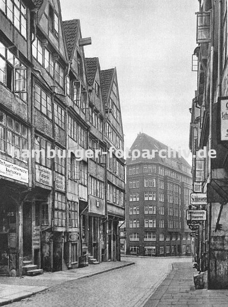 historische Fotos aus der Geschichte Hamburg   33_48035 Blick durch den Kattrepel Richtung Niedernstr; in den Geschften im Parterre der historischen Hamburger Fachwerkhuser sind Geschfte und Werksttten von Handwerkern untergebracht - u. a. befinden sich im Kattrepel ein Tischlermeister mit einer Bautischlerei, eine Pinselfabrik / Brstenfabrik sowie eine Schlosserei. www.hamburger-fotoarchiv.de