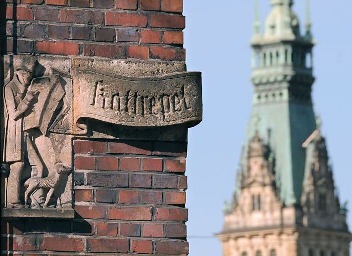 Hamburgs Gebude; Bilder der Architektur von Hamburg, Pressehaus Rathaus.  33_48046 Das Hamburger Pressehaus am Kattrepel wurde 1937 beendet; der Architekt war Rudolf Klophaus. Den Bauschmuck aus Muschelkalk, Zeitungsleser mit Hund fertigte der Bildhauer Richard Kuhl - rechts der Turm vom Hamburger Rathaus.  www.bildarchiv- hamburg.com