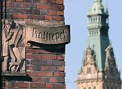 33_48046 Der Bau vom Hamburger Pressehaus am Kattrepel wurde 1937 beendet; der Architekt war Rudolf Klophaus. Den Bauschmuck aus Muschelkalk, Zeitungsleser mit Hund fertigte der Bildhauer Richard Kuhl - rechts der Turm vom Hamburger Rathaus. www.bildarchiv- hamburg.com