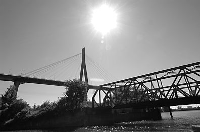 011_15617 - die Khlbrandbrcke im Gegenlicht; rechts die Rossbrcke, dahinter mndet der Rosskanal in den Khlbrand. 