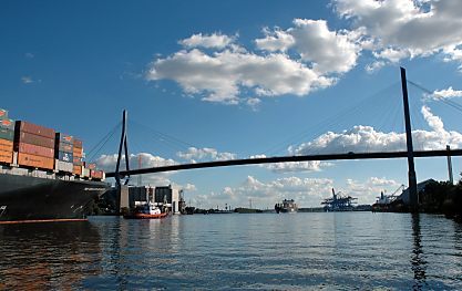 011_15618 - ein hoch beladenes Containerschiff wird von einem Schlepper zum Altenwerder Containerterminal gezogen - die Khlbrandbrcke berspannt in weitem Bogen den Khlbrand. 