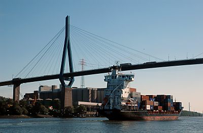 011_15619 - ein Containerfeeder unterquert die Brcke. 