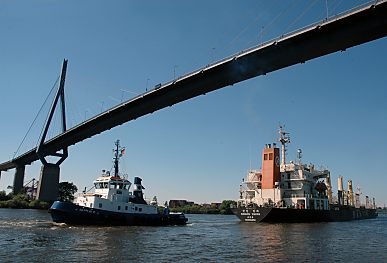 011_15620 - ein Schlepper zieht einen Massengutfrachter zu seinem Bestimmungsort im Hamburger Hafen. 