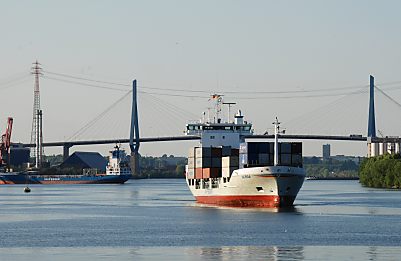 011_15626 - ein Containerfeeder bringt seine Fracht ber den Khlbrand zum Altenwerder Terminal. 