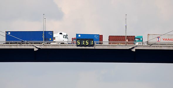 011_15628 - eine weit sichtbare digitale Anzeige zeigt den durchfahrenden Schiffen die lichte Hhe der Brcke an - sie variiert je nach Ebbe und Flut der Elbe.