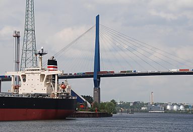 011_15629 - Blick zur Elbe; rechts ein Massengutfrachter im Sandauhafen / Salzgitterkai.