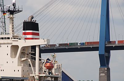 011_15630- Schornstein und Aufbauten des Frachters / Detail - im Hintergrund stauen sich die Containerlaster auf der Köhlbrandbrücke.