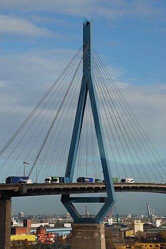 011_15828 - Lastkraftwagen fahren durch den Polygon auf der Khlbrandbrcke 