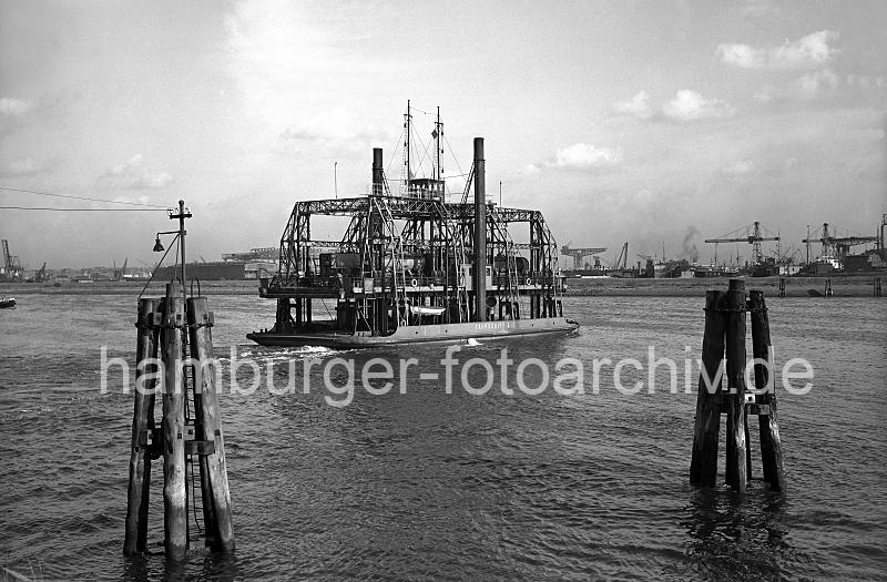 Historisches Hamburg - Bilder von der Geschichte der Hansestadt. Eisenbahnfhre ber den Khlbrand - Gterwaggons berqueren an Bord des Fhrschiffs den Seitenarm der Elbe. 06_144 Die Eisenbahnfhre "Fhrschiff II" berquert mit einigen Gterwaggons den Khlbrand; das Fhrschiff, auch Trajekt genannt, war bis zum Bau der Khlbrandbrcke 1974 die einzige direkte Verbindung von Waltershof nach Steinwerder. Im Hintergrund Krananlagen vom Vulkanhafen und Rohafen.