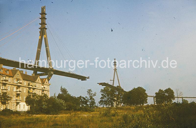 Fotografien aus der Hansestadt Hamburg - Bilder der Brcken und Strassen. Bau der Khlbrandbrcke (ca. 1972) - Wohnhuser unter der Khlbrandbrcke im Hamburger Stadtteil Neuhof. 06_144 Die Khlbrandbrcke hat eine Gesamtlnge von 3618m und eine Lichte Hhe von 53m. Sie wurde 1974 eingeweiht und berquert den 325m breiten Khlbrand. Die Wohnhuser stehen fast direkt unter der Brcke und gehren zu dem Hamburger Stadtteil Neuhof.