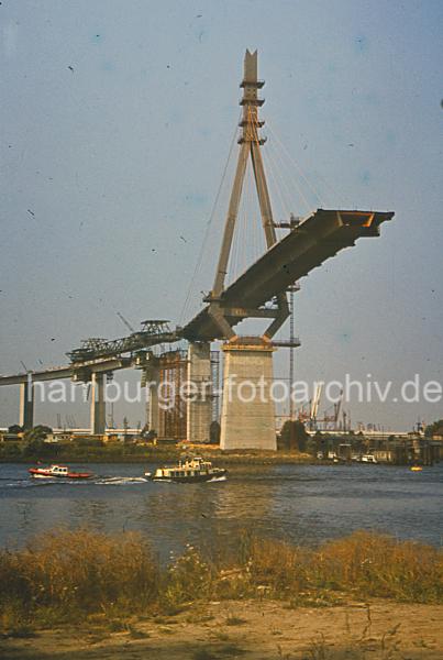 Alte Hamburger Architekturfotos. Entstehung der Khlbrandbrcke, Fertigstellung 1974.  09_15580 Die Khlbrandbrcke wurde 1974 eingeweiht und verbindet seit dem 23. September 1974 das Hafengebiet auf der Hamburger Elbinsel Wilhelmsburg mit der Bundes- autobahn 7 (Anschlussstelle Waltershof). Die Brcke berspannt den 325 Meter breiten Khlbrand.