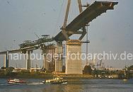 09_15580 Die Khlbrandbrcke verbindet seit dem 23. September 1974 das Hafengebiet auf der Hamburger Elbinsel Wilhelmsburg mit der Bundesautobahn 7 (Anschlussstelle Waltershof). Die Brcke berspannt den dort 325 Meter breiten Khlbrand. 