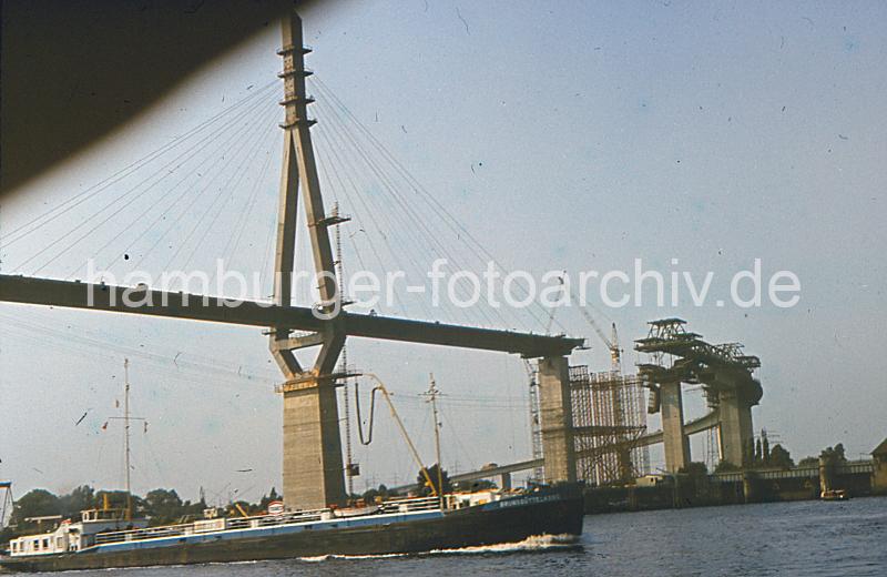 Alte Architekturbilder Hamburgs - Entstehung der Khlbrandbrcke, Fertigstellung 1974. 10_15581 Die Khlbrandbrcke verbindet seit dem 23. September 1974 das Hafengebiet auf der Hamburger Elbinsel Wilhelmsburg mit der Bundesautobahn 7 (Anschlussstelle Waltershof). Die Brcke berspannt den 325 Meter breiten Khlbrand.Zum Bau der Brcke wurden 81.000 Kubikmeter Beton und 12.700 Tonnen Stahl verwendet. Die Bauzeit betrug vier Jahre, die Kosten beliefen sich auf 160 Millionen DM.