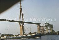 10_15581 Die Khlbrandbrcke verbindet seit dem 23. September 1974 das Hafengebiet auf der Hamburger Elbinsel Wilhelmsburg mit der Bundesautobahn 7 (Anschlussstelle Waltershof). Die Brcke berspannt den 325 Meter breiten Khlbrand. Zum Bau der Brcke wurden 81.000 Kubikmeter Beton und 12.700 Tonnen Stahl verwendet. Die Bauzeit betrug vier Jahre, die Kosten beliefen sich auf 160 Millionen DM.